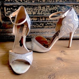 Badgley Mischka Size 8 formal wear strappy shoes